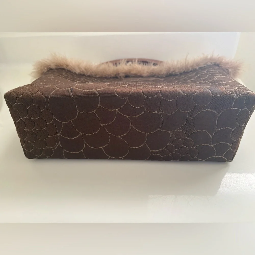 Vintage Elegant Brown Floral Handbag wooden handle feathered all around top part